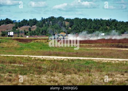 Am 23. September 2021 wird das Wartungspersonal der Fort McCoy Range gezeigt, das einen Brand- und Bewegungsbereich auf Range 4 in Fort McCoy errichtet. Die kleinere Reichweite ist 100 Meter breit und 150 Meter lang. Die neue Serie ist auch für die Schulung einzelner Soldaten und Buddy-Teams in grundlegenden Feuer- und Bewegungstechniken konzipiert. Range Operations und Range Maintenance werden vom Fort McCoy Direction of Plans, Training, Mobilisation and Security verwaltet. (USA Army Photo von Scott T. Sturkol, Public Affairs Office, Fort McCoy, Wisp.) Stockfoto