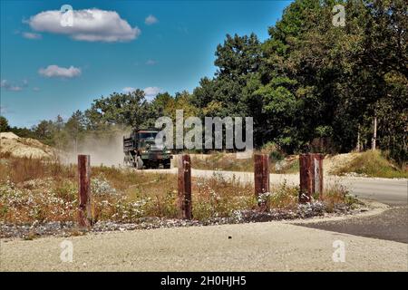 Am 23. September 2021 wird das Wartungspersonal der Fort McCoy Range gezeigt, das einen Brand- und Bewegungsbereich auf Range 4 in Fort McCoy errichtet. Die kleinere Reichweite ist 100 Meter breit und 150 Meter lang. Die neue Serie ist auch für die Schulung einzelner Soldaten und Buddy-Teams in grundlegenden Feuer- und Bewegungstechniken konzipiert. Range Operations und Range Maintenance werden vom Fort McCoy Direction of Plans, Training, Mobilisation and Security verwaltet. (USA Army Photo von Scott T. Sturkol, Public Affairs Office, Fort McCoy, Wisp.) Stockfoto