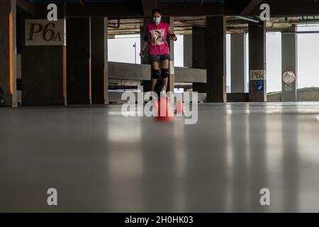 Bangkok, Thailand - Aug 26, 2021 : Asiatische Frau trägt Gesichtsmaske, um vor Infektionen zu schützen und fährt auf Monorad persönlichen elektrischen Transport in Th Stockfoto