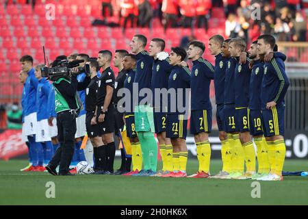 Monza, Italien. Oktober 2021. Die schwedischen Spieler singen ihre Nationalhymne, bevor sie im Stadio Brianteo, Monza, beim UEFA Euro UU-21 Qualifying-Spiel starten. Bildnachweis sollte lauten: Jonathan Moscrop/Sportimage Kredit: Sportimage/Alamy Live News Stockfoto