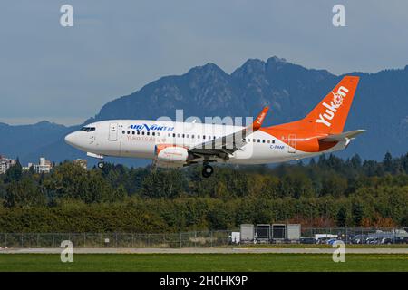 Richmond, British Columbia, Kanada. September 2021. Ein Boeing 737-500-Jet (C-FANF) von Air North landet auf dem internationalen Flughafen Vancouver. (Bild: © Bayne Stanley/ZUMA Press Wire) Stockfoto