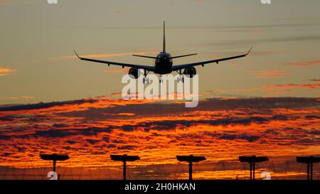 Richmond, British Columbia, Kanada. September 2021. Ein Airbus A220-300 (C-GTZU) von Air Canada landet bei Sonnenuntergang am internationalen Flughafen Vancouver. (Bild: © Bayne Stanley/ZUMA Press Wire) Stockfoto