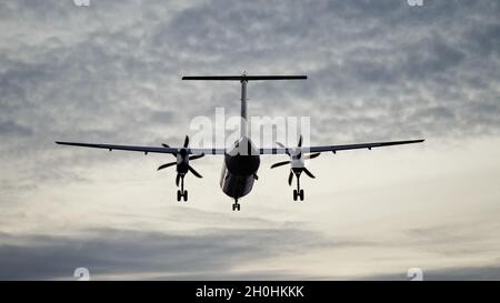 Richmond, British Columbia, Kanada. Oktober 2021. Ein zweimotoriger Turboprop-Airliner (C-Fnen) von WestJet Encore DeHavilland Canada Dash 8-400 in der Luft, der kurz vor dem Zielanflug zum internationalen Flughafen Vancouver landet. (Bild: © Bayne Stanley/ZUMA Press Wire) Stockfoto