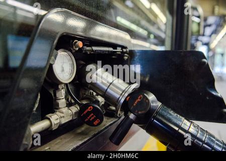 Augsburg, Deutschland. Okt. 2021. In einer Werkstatt wird ein mit Erdgas/komprimiertem Erdgas (CNG) betriebener Bus des Stadtwerke Augsburg betankt. Quelle: Finn Winkler/dpa/Alamy Live News Stockfoto