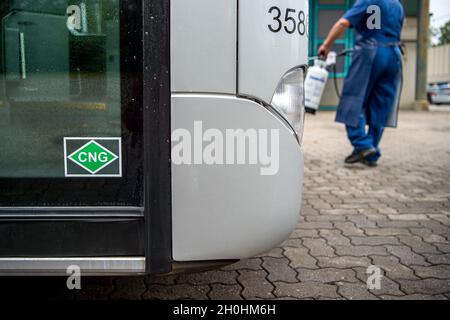 Augsburg, Deutschland. Okt. 2021. Ein Mann reinigt einen Bus des Stadtwerke Augsburg, der mit Erdgas/komprimiertem Erdgas (CNG) betrieben wird. Quelle: Finn Winkler/dpa/Alamy Live News Stockfoto