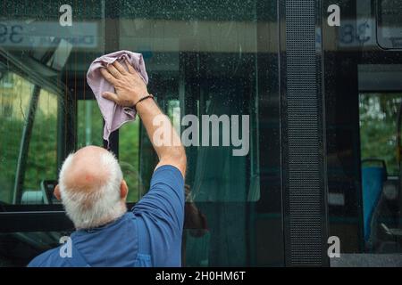 Augsburg, Deutschland. Okt. 2021. Ein Mann reinigt einen Bus des Stadtwerke Augsburg, der mit Erdgas/komprimiertem Erdgas (CNG) betrieben wird. Quelle: Finn Winkler/dpa/Alamy Live News Stockfoto