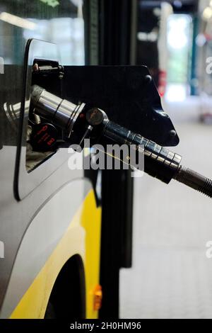 Augsburg, Deutschland. Okt. 2021. In einer Werkstatt wird ein mit Erdgas/komprimiertem Erdgas (CNG) betriebener Bus des Stadtwerke Augsburg betankt. Quelle: Finn Winkler/dpa/Alamy Live News Stockfoto