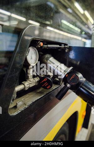 Augsburg, Deutschland. Okt. 2021. In einer Werkstatt wird ein mit Erdgas/komprimiertem Erdgas (CNG) betriebener Bus des Stadtwerke Augsburg betankt. Quelle: Finn Winkler/dpa/Alamy Live News Stockfoto