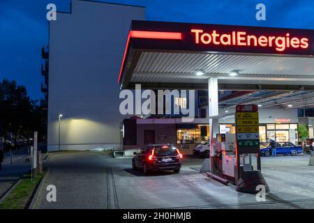 Berlin, Deutschland. Oktober 2021. Autofahrer stehen an einer Tankstelle des Mineralölkonzerns Total in der Chausseestraße. Quelle: Carsten Koall/dpa/Alamy Live News Stockfoto