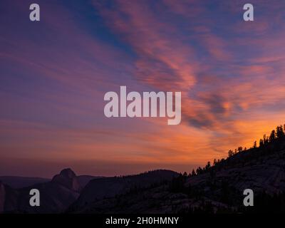 Sonnenuntergang über einer halben Kuppel vom Olmstead Point im Yosemite National Park, Kalifornien, USA Stockfoto