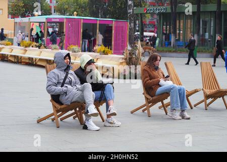 Nischni Nowgorod, Russland, Schweiz Park, 02.09.2021 Menschen sitzen im Herbst im Freien in einem Park. Stockfoto