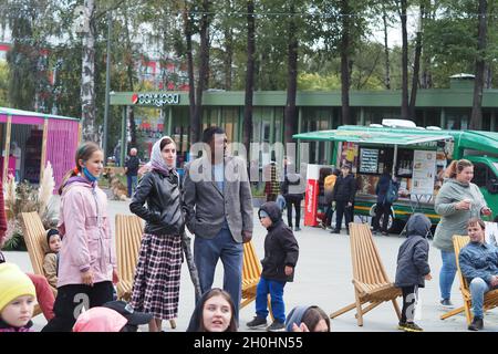 Nischni Nowgorod, Russland, Schweiz Park, ökologisches Festival, 09.04.2021. Ein glückliches Ehepaar verschiedener Nationalitäten im Park Stockfoto