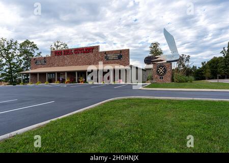 Radcliff, KY, USA - 11. Oktober 2021: Das Guinness Buch der Weltrekorde bescheinigte diesen Monat, dass Red Hill Besteck das größte Taschenmesser besaß. Stockfoto