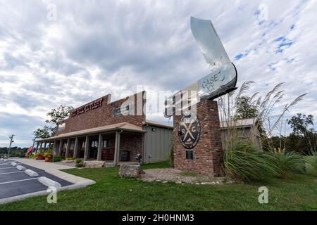 Radcliff, KY, USA - 11. Oktober 2021: Das Guinness Buch der Weltrekorde bescheinigte diesen Monat, dass Red Hill Besteck das größte Taschenmesser besaß. Stockfoto