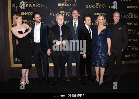 New York, USA. Oktober 2021. (L-R) Sarah Snook, Arian Moayed, Brian Cox, Jesse Armstrong, Kieran Culkin, J. Smith-Cameron und Alan Ruck nehmen an der Premiere der Saison 3 von HBO „Succession“ im American Museum of Natural History in New York, NY, am 12. Oktober 2021 Teil. (Foto von Anthony Behar/Sipa USA) Quelle: SIPA USA/Alamy Live News Stockfoto