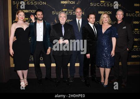 New York, USA. Oktober 2021. (L-R) Sarah Snook, Arian Moayed, Brian Cox, Jesse Armstrong, Kieran Culkin, J. Smith-Cameron und Alan Ruck nehmen an der Premiere der Saison 3 von HBO „Succession“ im American Museum of Natural History in New York, NY, am 12. Oktober 2021 Teil. (Foto von Anthony Behar/Sipa USA) Quelle: SIPA USA/Alamy Live News Stockfoto