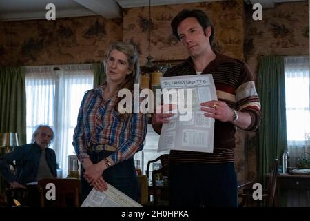 VERÖFFENTLICHUNG: 22. Dezember 2021 TITEL: The Tender Bar STUDIO: Smokehouse Bilder REGIE: George Clooney HANDLUNG: Ein Junge, der auf Long Island aufwächst, sucht in der Bar seines Onkels nach Vaterfiguren unter den Gönnern. HAUPTROLLEN: CHRISTOPHER LLOYD, LILY RABE und BEN AFFLECK als Onkel Charlie. (Kreditbild: © Smokehouse Pictures/Entertainment Pictures) Stockfoto