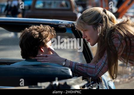 VERÖFFENTLICHUNG: 22. Dezember 2021 TITEL: The Tender Bar STUDIO: Smokehouse Bilder REGIE: George Clooney HANDLUNG: Ein Junge, der auf Long Island aufwächst, sucht in der Bar seines Onkels nach Vaterfiguren unter den Gönnern. MIT TYE SHERIDAN als Moehringer, LILY RABE. (Kreditbild: © Smokehouse Pictures/Entertainment Pictures) Stockfoto