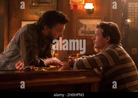 VERÖFFENTLICHUNG: 22. Dezember 2021 TITEL: The Tender Bar STUDIO: Smokehouse Bilder REGIE: George Clooney HANDLUNG: Ein Junge, der auf Long Island aufwächst, sucht in der Bar seines Onkels nach Vaterfiguren unter den Gönnern. MIT Ben AFFLECK als Onkel Charlie, TYE SHERIDAN als Moehringer. (Kreditbild: © Smokehouse Pictures/Entertainment Pictures) Stockfoto