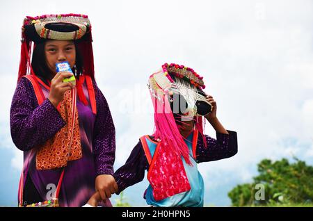 Leben und Lebensstil von Tai Yai oder Shan Hmong Mädchen Kinder Schwestern Menschen tragen Kostüm Stamm Kleidung Posen Porträt für Foto auf Maehongso Stockfoto