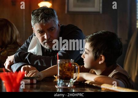 VERÖFFENTLICHUNG: 22. Dezember 2021 TITEL: The Tender Bar STUDIO: Smokehouse Bilder REGIE: George Clooney HANDLUNG: Ein Junge, der auf Long Island aufwächst, sucht in der Bar seines Onkels nach Vaterfiguren unter den Gönnern. HAUPTROLLE: Regisseur GEORGE CLOONEY, DANIEL RANIERI am Set. (Kreditbild: © Smokehouse Pictures/Entertainment Pictures) Stockfoto