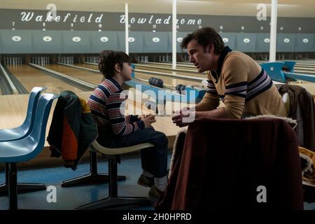 VERÖFFENTLICHUNG: 22. Dezember 2021 TITEL: The Tender Bar STUDIO: Smokehouse Bilder REGIE: George Clooney HANDLUNG: Ein Junge, der auf Long Island aufwächst, sucht in der Bar seines Onkels nach Vaterfiguren unter den Gönnern. HAUPTROLLE: DANIEL RANIERI, BEN AFFLECK als Onkel Charlie. (Kreditbild: © Smokehouse Pictures/Entertainment Pictures) Stockfoto