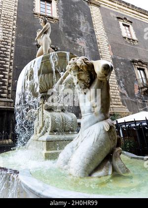 Fontana dell’Amenano – Ein barocker Brunnen mit mythischen Figuren von Tito Angelini, der mit dem Stadtwappen beschriftet ist. Catania, Sizilien, Italien. Stockfoto