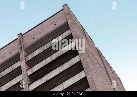 Abstrakte städtische Architektur Fragment, Ecke von Backsteinmauern mit Betonbalkonen Stockfoto