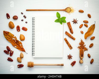 Desserts Hintergrund und Menü Design. Verschiedene Nüsse Pecan, Mandeln, Kaffeebohnen, Kakaobohnen, Kakaopulver, Haselnüsse, Sternanis und Zimtstangen Stockfoto