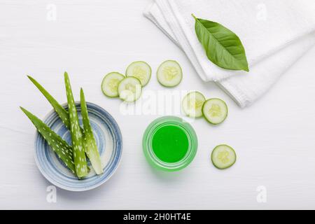Natürliche pflanzliche Hautpflegeprodukte. Ansicht von oben Zutaten Gurken und Aloe vera auf Tisch Konzept der besten alle natürliche Gesichts Feuchtigkeitscreme. Gesichtsbehandlung verwöhnen Stockfoto