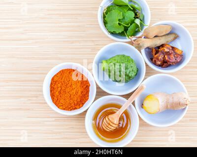 Hausgemachte natürliche Gesichtswasser, für erweicht, glättet die Haut in Schalen mit Tamarinde, Honig reinigt, Kurkuma, Aloe vera, Kaffernlimette, Gotu Kola und g Stockfoto