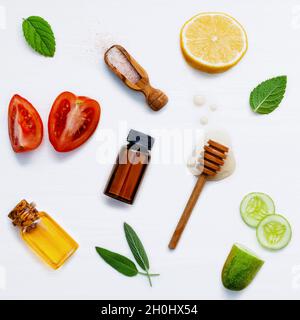 Hausgemachte Hautpflege und Körperpeeling mit natürlichen Inhaltsstoffe Aloe vera, Zitrone, Gurke, Himalaya-Salz, Tomaten, Minze und Honig bis auf weißem Holz- ba eingestellt Stockfoto