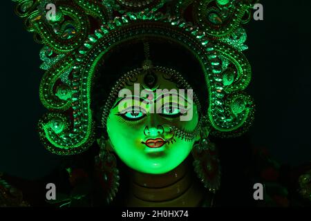 Dhaka, Bangladesch. Oktober 2021. Ein Idol der Göttin Durga, das während des Festivals gesehen wurde. 7. Tag des Durga-Puja-Festivals, bekannt als Saptami, das größte hinduistische Festival, das 9 Tage lang in ganz Bangladesch stattfindet. Kredit: SOPA Images Limited/Alamy Live Nachrichten Stockfoto