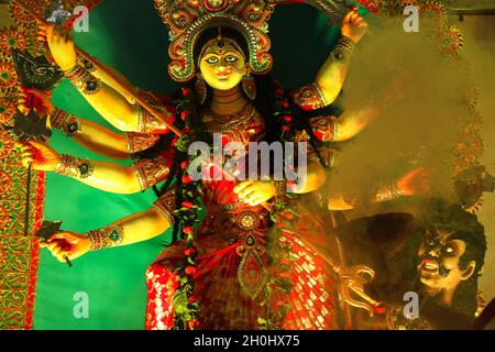 Dhaka, Bangladesch. Oktober 2021. Ein Idol der Göttin Durga, das während des Festivals gesehen wurde. 7. Tag des Durga-Puja-Festivals, bekannt als Saptami, das größte hinduistische Festival, das 9 Tage lang in ganz Bangladesch stattfindet. Kredit: SOPA Images Limited/Alamy Live Nachrichten Stockfoto