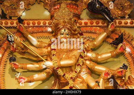 Dhaka, Bangladesch. Oktober 2021. Ein Idol der Göttin Durga, das während des Festivals gesehen wurde. 7. Tag des Durga-Puja-Festivals, bekannt als Saptami, das größte hinduistische Festival, das 9 Tage lang in ganz Bangladesch stattfindet. Kredit: SOPA Images Limited/Alamy Live Nachrichten Stockfoto