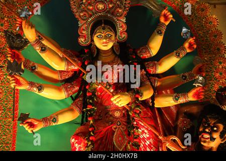 Dhaka, Bangladesch. Oktober 2021. Ein Idol der Göttin Durga, das während des Festivals gesehen wurde. 7. Tag des Durga-Puja-Festivals, bekannt als Saptami, das größte hinduistische Festival, das 9 Tage lang in ganz Bangladesch stattfindet. Kredit: SOPA Images Limited/Alamy Live Nachrichten Stockfoto