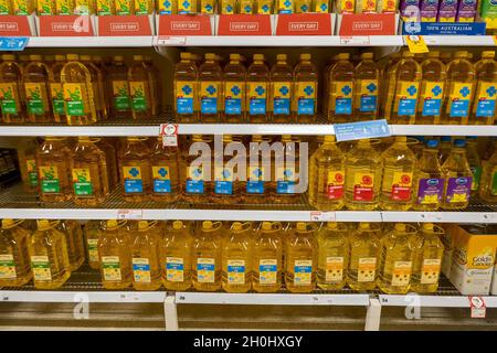 Mackay, Queensland, Australien - Oktober 2021: Speiseöle in Plastikflaschen zum Verkauf in Supermarktregalen Stockfoto