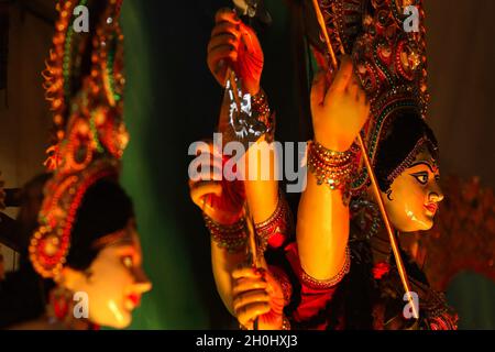 Dhaka, Bangladesch. Oktober 2021. Ein Idol der Göttin Durga, das während des Festivals gesehen wurde. 7. Tag des Durga-Puja-Festivals, bekannt als Saptami, das größte hinduistische Festival, das 9 Tage lang in ganz Bangladesch stattfindet. (Foto von MD Manik/SOPA Images/Sipa USA) Quelle: SIPA USA/Alamy Live News Stockfoto