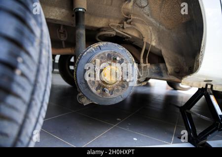Eine Hinterradnabe des Autos nach dem Entfernen eines Reifens und des Rades, Aufrechterhaltung eines Brems- und Radsystems, Wagenheber zum Wechseln eines Autorades, Nahaufnahme Stockfoto