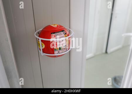 Bukarest, Rumänien - 12. Oktober 2021: Feuerlöscherball in einem Krankenhaus in Bukarest. Stockfoto