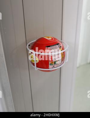 Bukarest, Rumänien - 12. Oktober 2021: Feuerlöscherball in einem Krankenhaus in Bukarest. Stockfoto