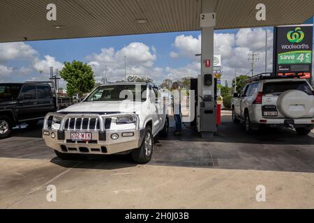 Mackay, Queensland, Australien - 2021. Oktober: Fahrer füllt sein Geländefahrzeug an einer Tankstelle mit Kraftstoff Stockfoto