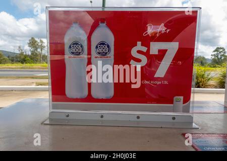 Mackay, Queensland, Australien - 2021. Oktober: Markenflaschen mit Wasser zum reduzierten Preis auf der Beschilderung an der Tankstelle Stockfoto