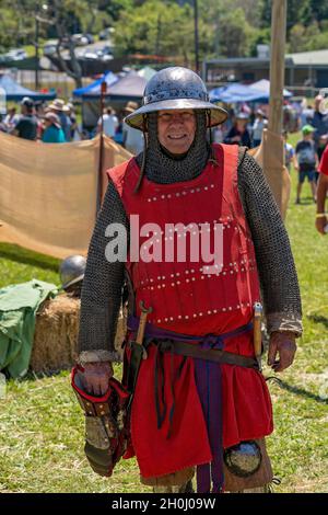 Eungella, Queensland, Australien - 2021. Oktober: Ein Mann in nachgebildeten wikinger-Kostümen mit Helm und Rüstung Stockfoto