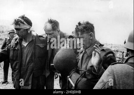 "Nach dem Versuch der westalliierten Truppen, während der "Operation Jubilee" am Strand von Dieppe zu landen: Verwundete kanadische Soldaten in deutscher Gefangenschaft. [Automatisierte Übersetzung]' Stockfoto