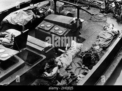 "Nach dem Angriff der Royal Navy auf den von deutschen Truppen besetzten Atlantikhafen St. Nazaire: Verwundete britische Soldaten, die von den Deutschen gefangen genommen wurden. [Automatisierte Übersetzung]' Stockfoto