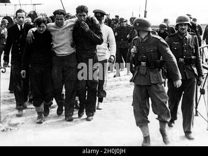 'Nach dem Angriff der Royal Navy auf den von deutschen Truppen besetzten Atlantikhafen St. Nazaire', der von der 'Operation Chariot' durchgeführt wurde: Britische Marineinfanteristen wurden gefangen genommen. [Automatisierte Übersetzung]' Stockfoto