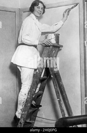 „nur wenige Frauen lernen in der Weimarer Republik „typisch männliche“ Berufe. Hier arbeitet eine Malerin bei der Arbeit. [Automatisierte Übersetzung]' Stockfoto