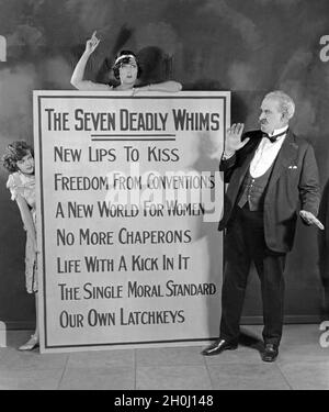 Filmszene aus dem Stummfilm ''Prodigal Daughters'', der 1923 von Regisseur Sam Wood in den USA gedreht wurde und nun verloren ist. Das Bild zeigt in einer Szene mit den Schauspielern (von links nach rechts) Vera Reynolds, Gloria Swanson und Theodore Roberts die ''Sieben tödliche Launen'' einer Frau in den 1920er Jahren. [Automatisierte Übersetzung]' Stockfoto