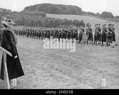 Prinzessin Alice, Gräfin von Athlone, inspiziert Truppen in Tidworth in Wiltshire, England, als Präsidentin der Frauenhilfsmannschaft in der britischen Armee. [Automatisierte Übersetzung] Stockfoto